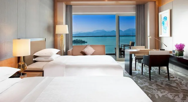 غرفة بسريرين منفصلين بإطلالة على البحيرة بشرفة، SHERATON QIANDAO LAKE RESORT 4/7