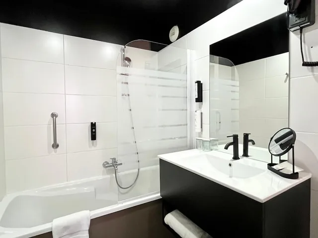 1 Bedroom, Triple, 1 Double and 1 Single Bed, Hotel Le Renard 7/10