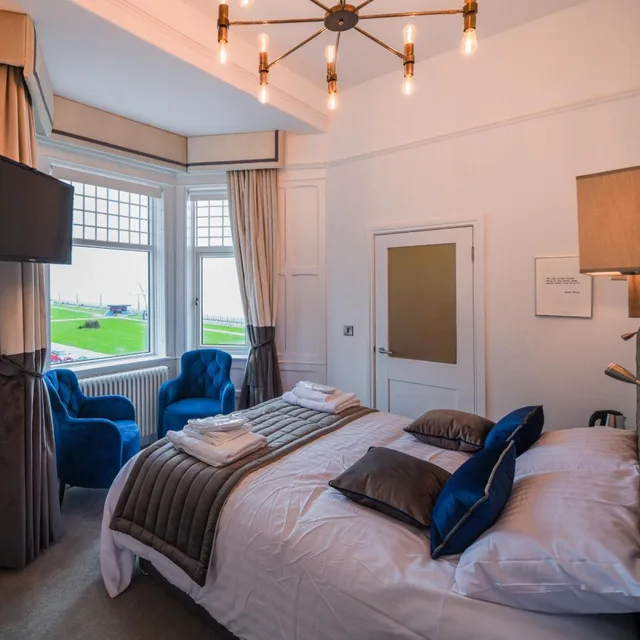 Deluxe, Double Bed, Side Sea View, The Strand Hotel 1/4