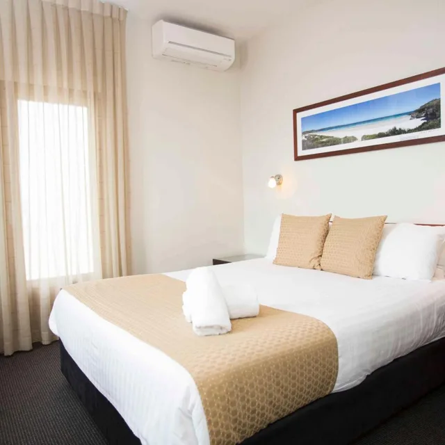 Room, Queen Bed, Town View, Balcony، The Huskisson 1/5
