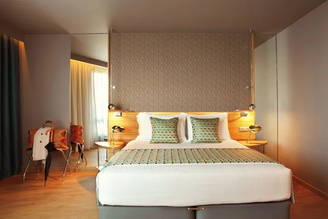 Standard, King Bed, Atrium View، Wyndham Grand Athens 3/6