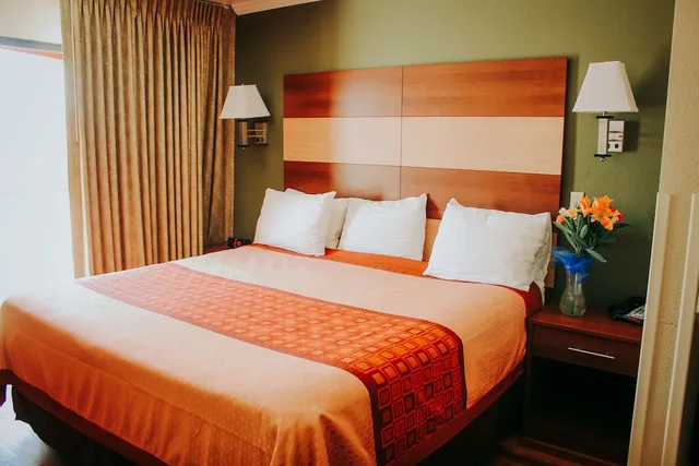 جناح بسرير كينج بإطلالة على المدينة، Rodeway Inn & Suites Lake Havasu City 1/2