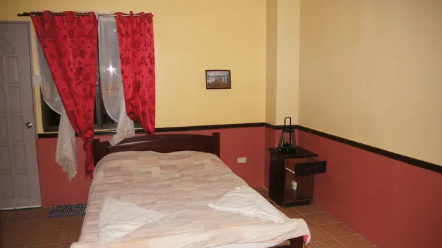 غرفة صغيرة بسرير مزدوج، MB s Garden Inn 2/5