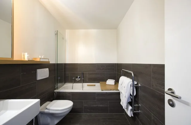 Village, Suite, King Bed, Sofa، The Omnia 2/2