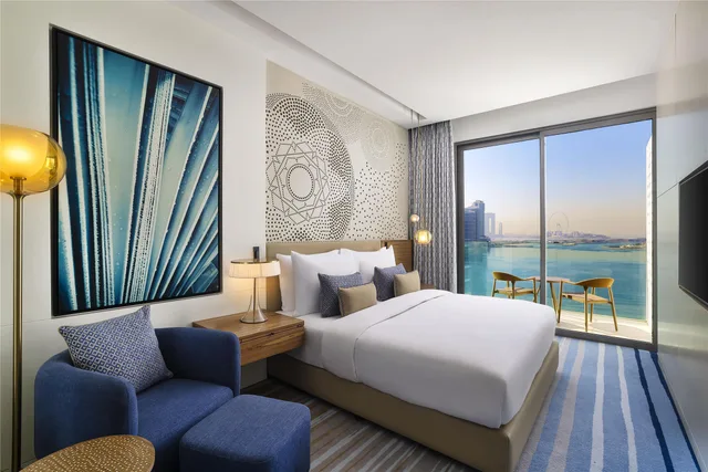 غرفة بسرير كينج بإطلالة جزئية على البحر، Tumbi Hotel Dubai The Palm, Tapestry Collection by Hilton 1/8