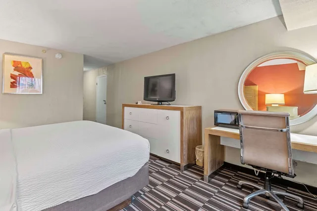 غرفة بسرير كينج لذوي الإعاقة، Red Lion Hotel Charlotte Airport 3/6