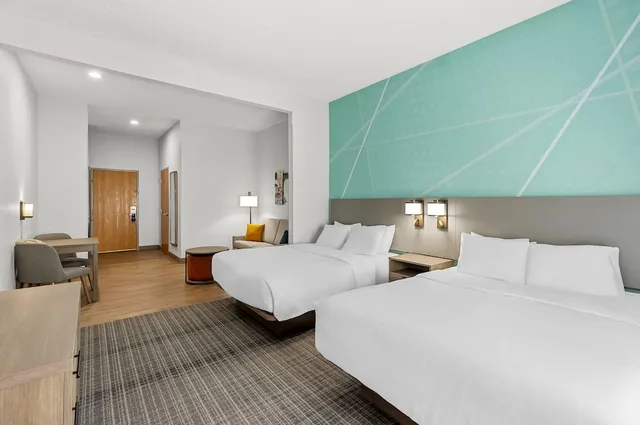 جناح بسريرين كوين مع أريكة، Comfort Suites Hotel and Conference Center, Berlin OH 1/4