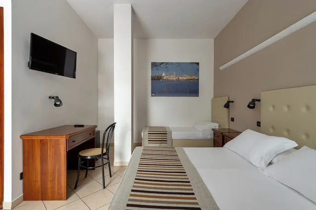 1 Bedroom, Triple, 1 Double and 1 Single Bed, ABC Comfort Hotel Mantua City Centre 4/6