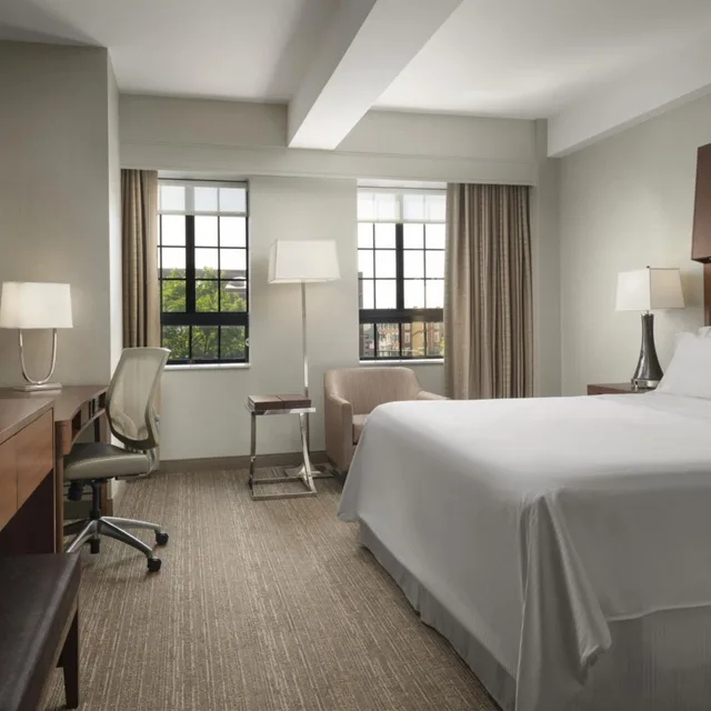 غرفة تقليدية بسرير كينج، The Westin Portland Harborview 2/6