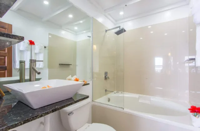 2 Bedrooms, Lagoon, Premier, 1 King and 2 Queen Beds, Bay View، Umaya Resort Adventures 7/8