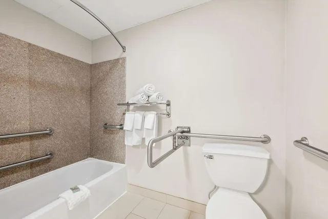 غرفة بسريرين مزدوجين بحوض استحمام لذوي الإعاقة، Best Western Dartmouth-New Bedford 4/4