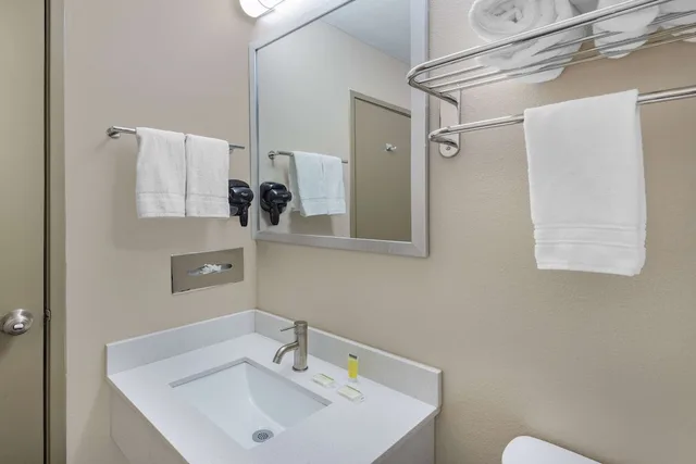 غرفة بسريرين مزدوجين، Super 8 by Wyndham Charlottesville 5/5