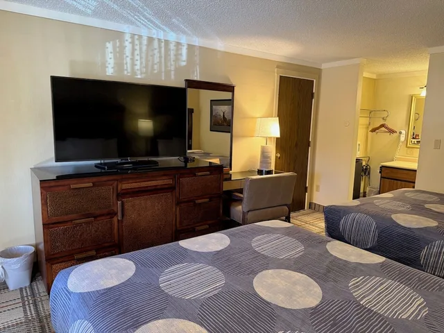 Deluxe, 2 Queen Beds, Snowshoe Motel 6/8