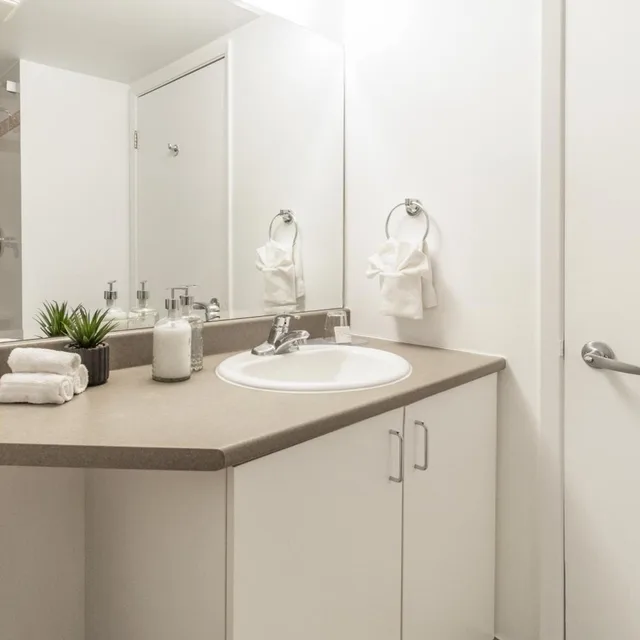 جناح بسرير كينج وسرير كوين بشرفة، Hotel Saint Laurent Montreal 6/8