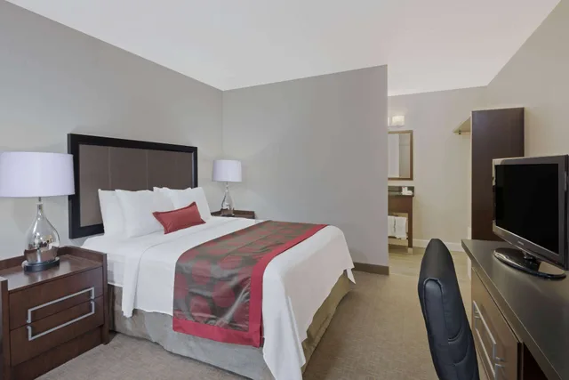 غرفة بسرير كوين لذوي الإعاقة، Ramada by Wyndham Boston 2/5