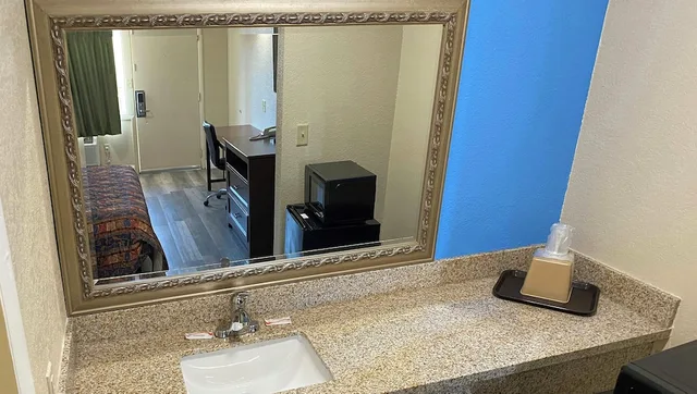 غرفة بسريرين مزدوجين للمدخنين، EXPRESS INN NEWPORT NEWS 7/9