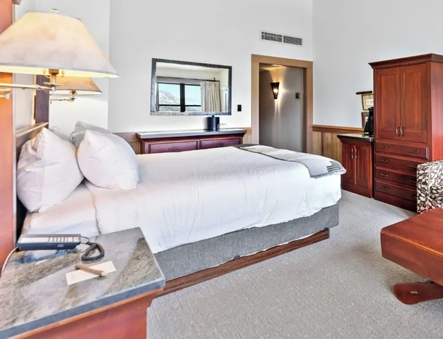 Lodge, King Bed, Valley View، Sun Mountain Lodge 2/3