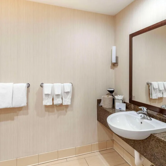 غرفة بسرير كوين بحوض استحمام لذوي الإعاقة، Best Western at Ventura Pier 1/1