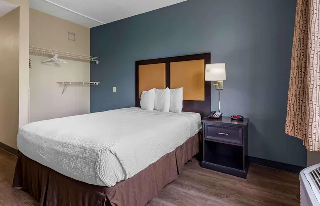 غرفة عصرية بسرير كوين بمطبخ للمدخنين، Studio6 Extended Stay Fishkill Westage Center NY 7/10