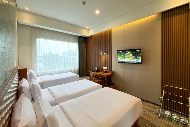Deluxe, 3 Beds, The 1O1 Bandung Dago 2/3