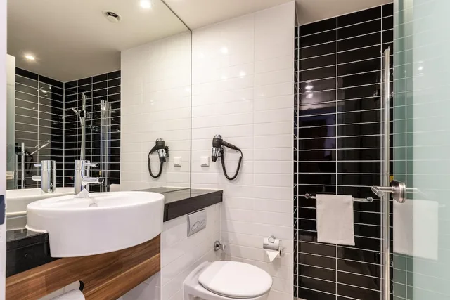غرفة قياسية بسرير مزدوج، Premier Inn Frankfurt City Centre Hotel 2/2