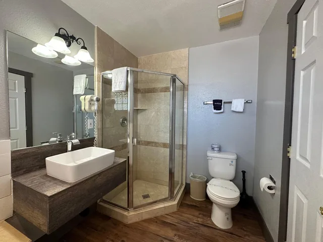 غرفة قياسية بسريرين كوين، Lake Ridge Hotel 10/10