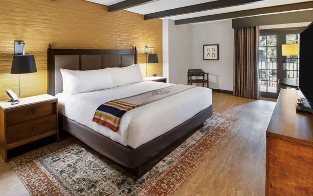 غرفة بسرير مزدوج بإطلالة، Estancia Del Norte San Antonio Tapestry Collection By Hilton 1/3