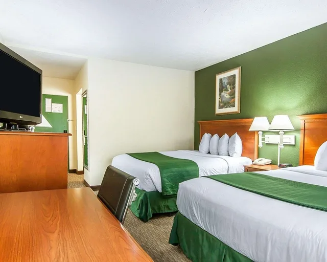 Room, 2 Queen Beds, Accessible, Quality Inn Downtown Convention Center 4/6