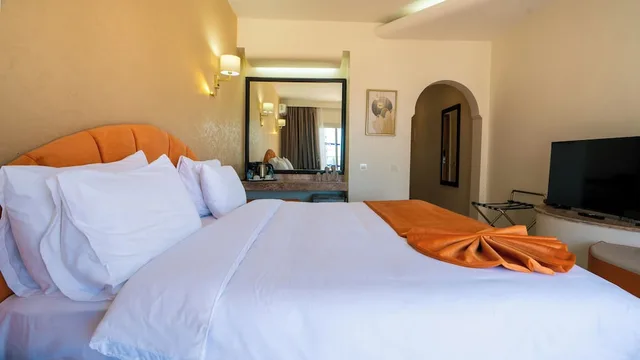 غرفة فاخرة بسرير مزدوج بإطلالة جزئية على البحر، Intouriste Hotel & Suites 3/10