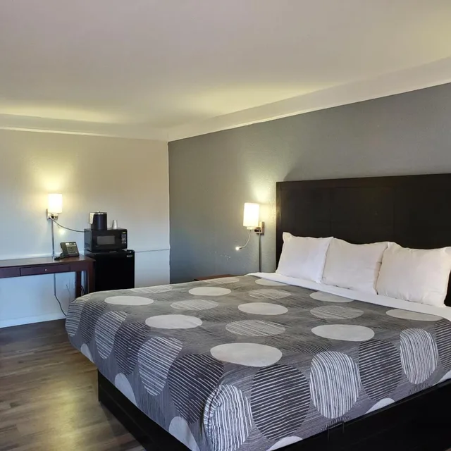 Room, King Bed, Relax Inn 4/10