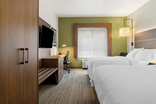 Standard, 2 Queen Beds, Holiday Inn Express Hotel And Suites Marion 4/9