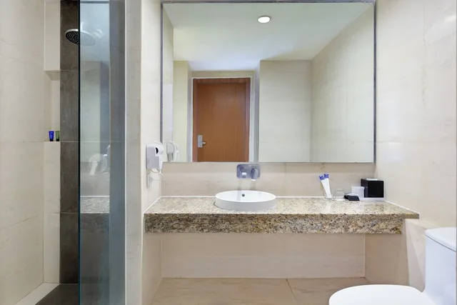 غرفة سوبيريور بسرير كوين، Aston Jember Hotel and Conference Center 2/2