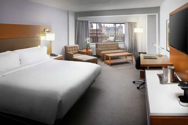 غرفة قياسية بسرير كينج، Hilton Albany 5/8
