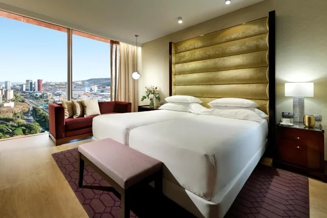غرفة ديلوكس بسريرين منفصلين بإطلالة على المدينة في طابق مرتفع، Hyatt Regency Barcelona Tower 3/4