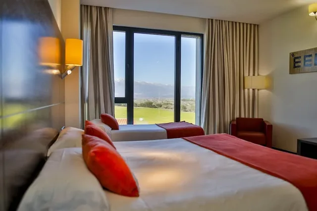 Room, Double and Twin Beds, Two Extra Beds، Hospedium Valles de Gredos Golf 2/7