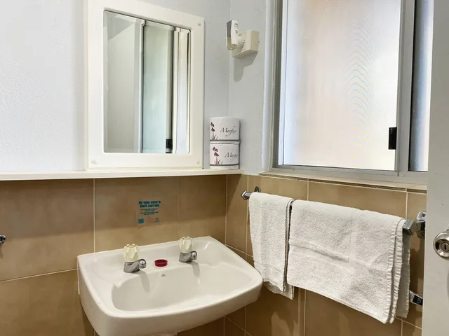كابينة كومفورت بسرير كوين وسرير مزدوج وسرير بطابقين بغرفتي نوم، Limestone Coast Tourist Park 5/5