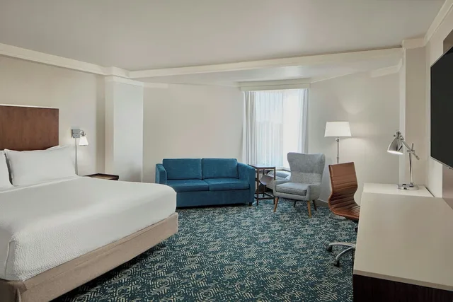 غرفة ديلوكس بسرير كينج مع أريكة، Four Points by Sheraton Richmond 2/5