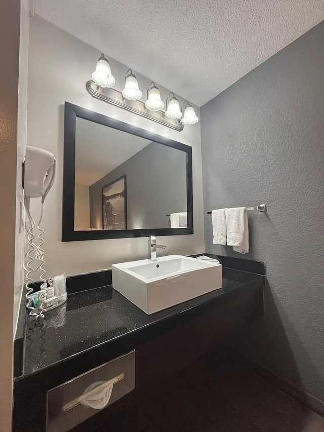 غرفة بسرير كينج يُسمح فيها بالحيوانات الأليفة بمطبخ صغير، Super 8 by Wyndham Macleod Trail Calgary 4/4
