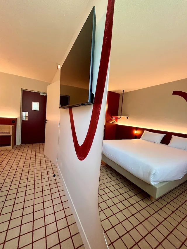 غرفة قياسية بسرير كوين في الطابق الأرضي لذوي الإعاقة، Best Western Hotel du Phare 2/3