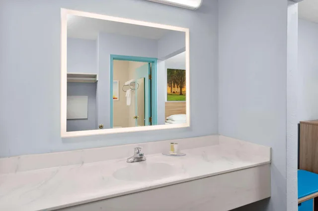 Deluxe, 2 Queen Beds, Days Inn & Suites by Wyndham Siler City 6/7