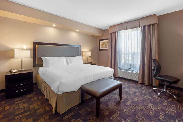 غرفة بسرير كينج لذوي الإعاقة، Best Western Plus Fox Creek 2/3