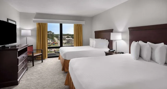 Suite, 2 Queen Beds, Ocean Front, Sofa, Kitchen، Best Western Ocean Sands Beach Resort 1/10