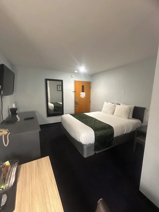 Standard, Queen Bed, Pictured Rocks Inn & Suites 3/4
