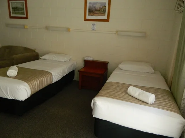 Select, 1 Double and 3 Single Beds، The Coachman Motel 1/1
