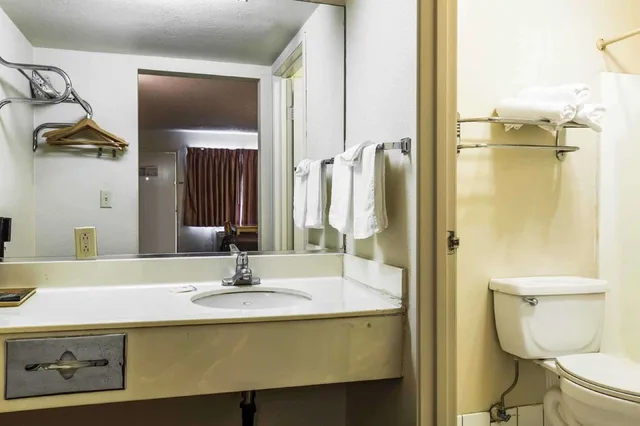 Standard, King Bed, Rodeway Inn Ontario Mills Mall 1/1