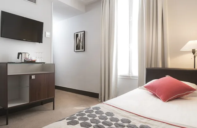 غرفة عائلية بسرير مزدوج وسريرين منفصلين، Montfleuri Hotel 8/11