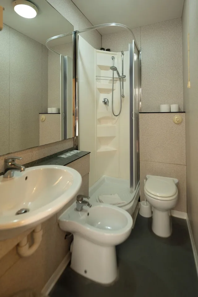 غرفة أساسية رباعية بسريرين منفصلين وسرير بطابقين بحمام خاص، Hostel 7 Santi 4/5