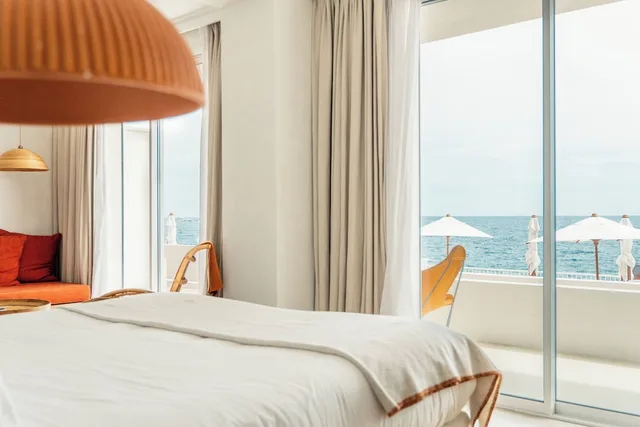 جناح جونيور بسرير كينج مع أريكة، Hotel Les Roches Rouges 1/9