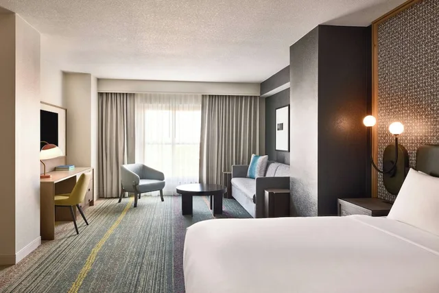 غرفة بريميوم بسرير كينج، Renaissance Phoenix Glendale Hotel And Spa 2/8