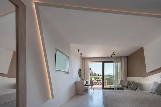 غرفة تنفيذية بسرير كوين، Kassandra Bay Resort, Suites and Spa 2/6